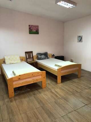 Хостелы Casa Roz Клуж-Напока Четырехместный номер с общей ванной комнатой-7