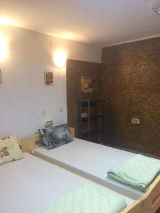 Хостелы Casa Roz Клуж-Напока Трехместный номер с общей ванной комнатой-3