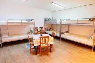 Хостелы Casa Roz Клуж-Напока Кровать в общем номере для мужчин-4
